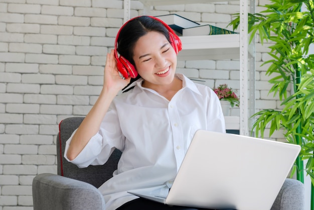 Mujer escucha música con laptop