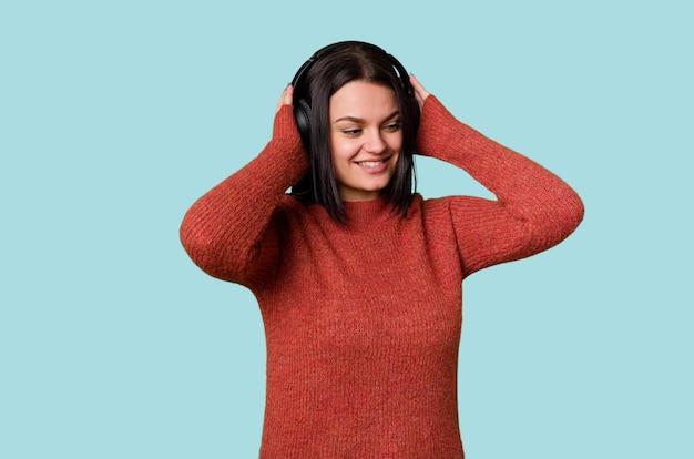 Una mujer escucha música a través de auriculares sintiendo y disfrutando el sonido Está relajada