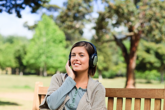 Foto mujer escuchando algo de música