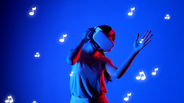 Mujer escuchando con el baile en VR nota gráfica melodía musical alucinación