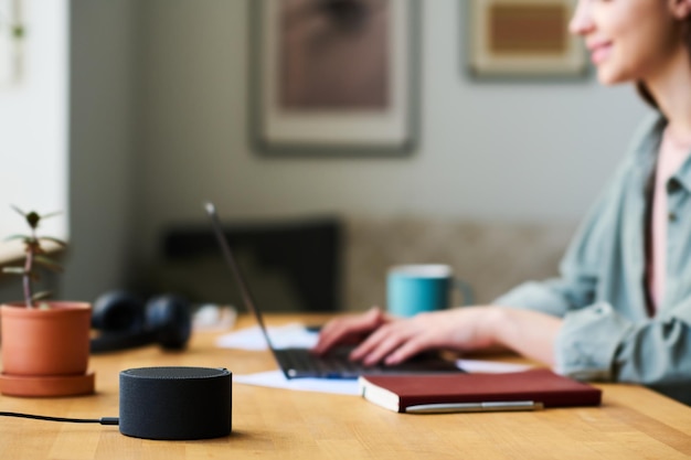 Mujer escuchando música en altavoz inteligente