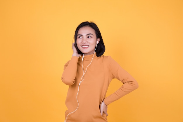 Mujer escuchando música con auriculares blancos