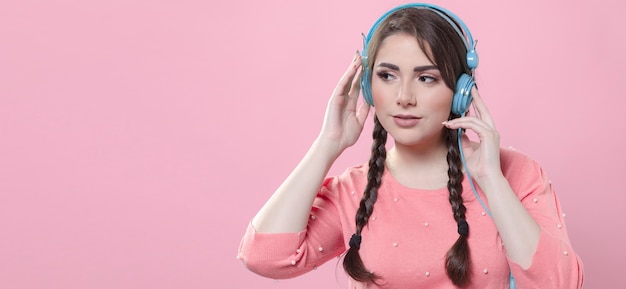 Mujer escuchando música en auriculares con espacio de copia