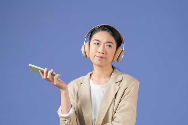 Mujer escuchando música en auriculares inalámbricos y regocijándose