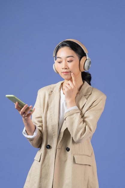 Mujer escuchando música en auriculares inalámbricos y regocijándose