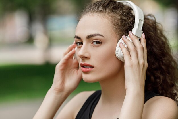 Mujer escuchando música con auriculares