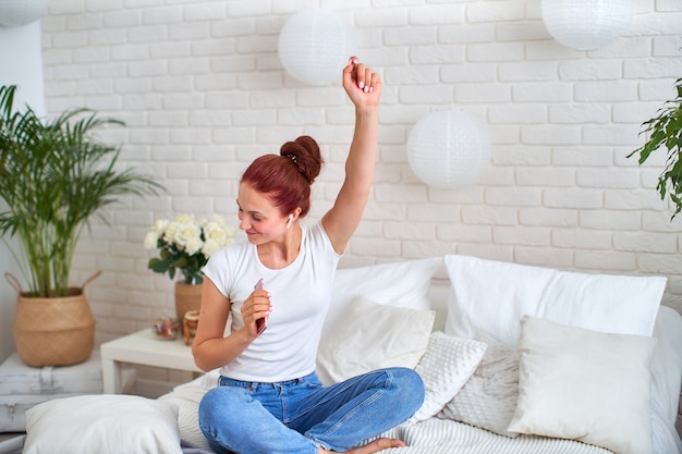 Mujer escuchando música con auriculares