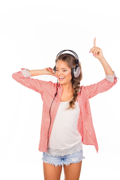 Mujer escuchando música en auriculares