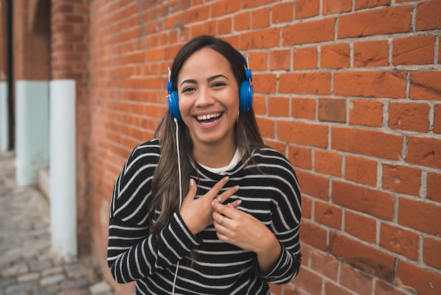 Mujer escuchando música con auriculares