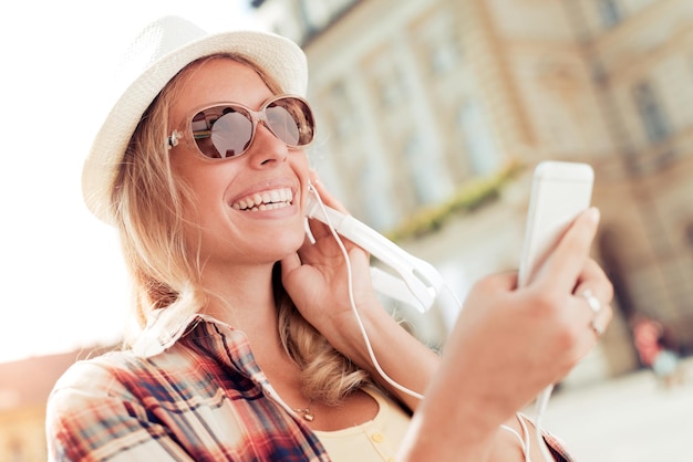 Mujer escuchando música. Concepto de personas, ocio y tecnología.