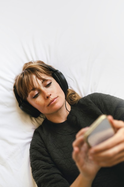 Mujer escuchando música durante la cuarentena por coronavirus