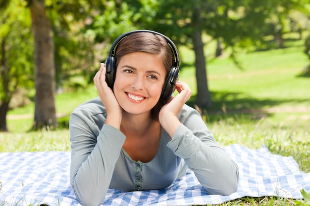 Mujer escuchando música en el parque