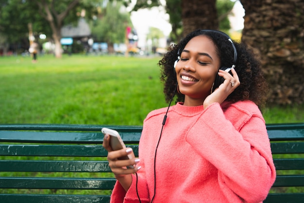 Mujer escuchando música con su teléfono