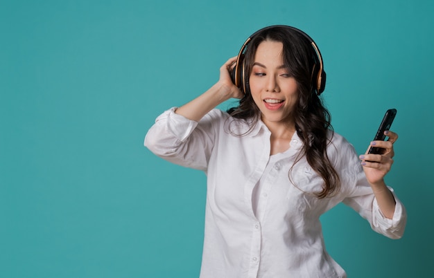 Mujer escuchando música, tiempo de relax, niña usa teléfono inteligente