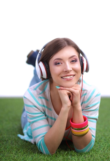 Foto mujer escuchando la música