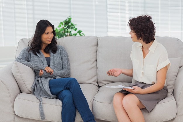 Mujer escuchando a su terapeuta