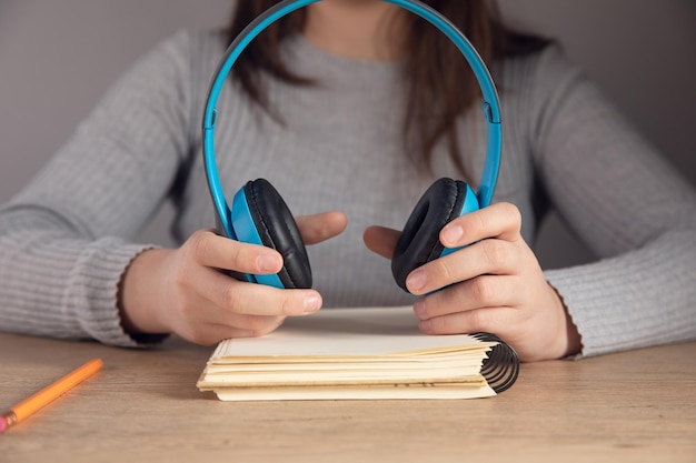 mujer de escuchar música