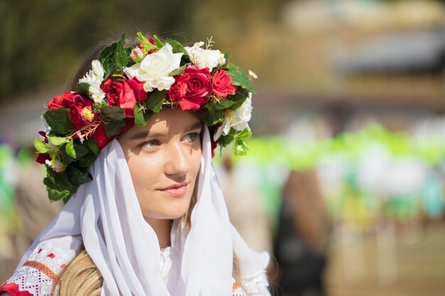 Mujer eslava en una corona de flores.