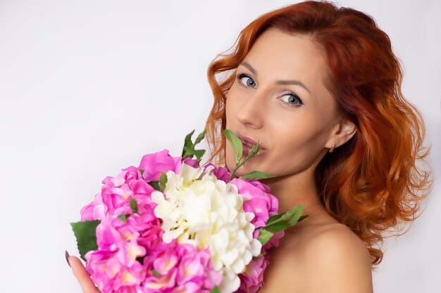 Mujer eslava con un ramo de flores