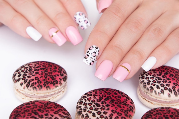 Una mujer con un esmalte de uñas con estampado de leopardo