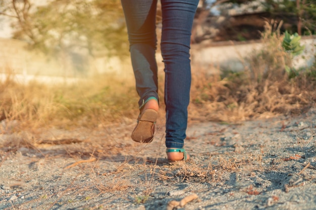 Mujer de espaldas corriendo en el campo