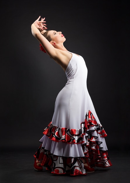 Foto mujer española bailando flamenco