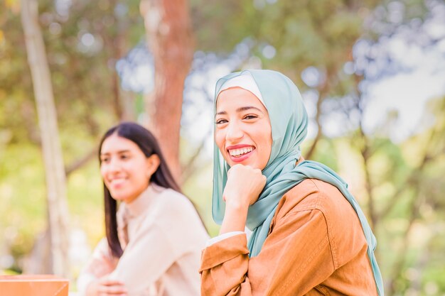 Mujer española musulmana con hijab feliz celebración fiesta de navidad con grupo multiétnico