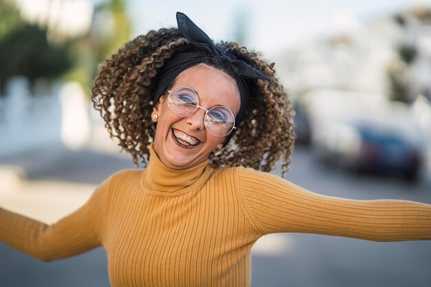 Mujer española posando en la calle