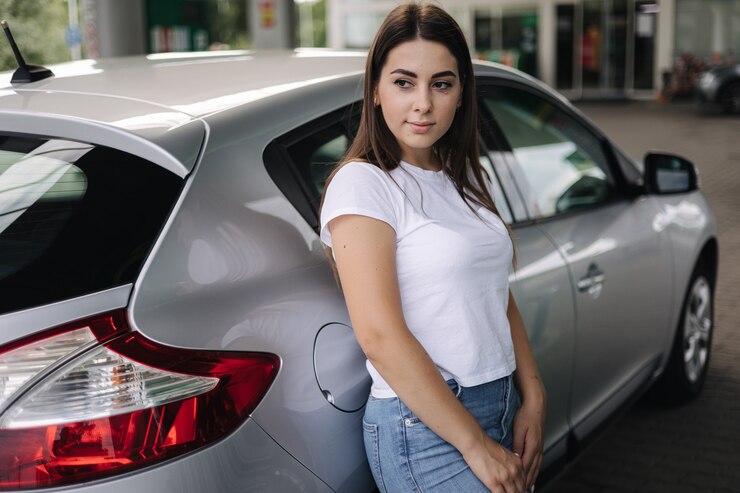 Foto mujer esperando en la gasolinera durante la pausa técnica