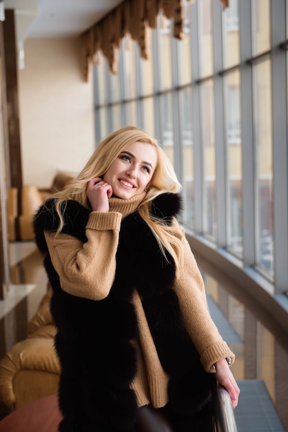 mujer esperando la llegada del avión