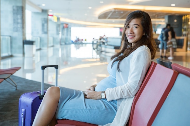 Mujer esperando su vuelo