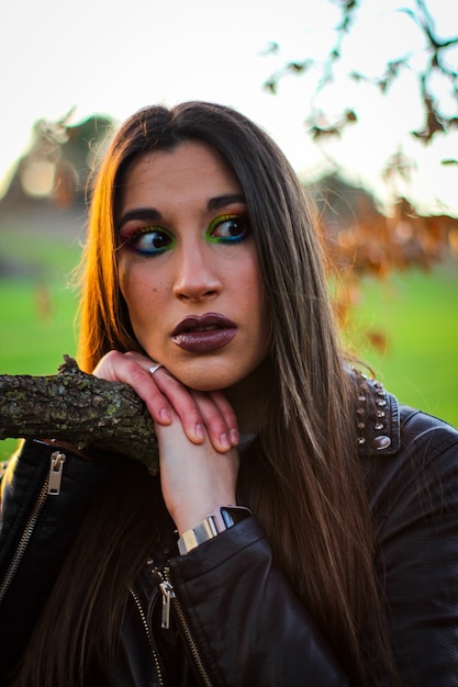 Mujer esperando tarde campo color maquillaje verde rama campo puesta de sol