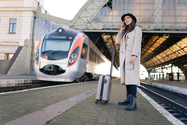 Mujer esperando tren en el andén de la estación de tren