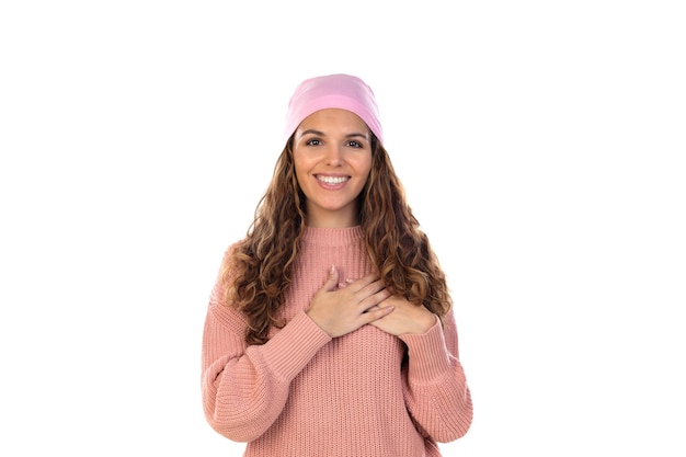 Foto mujer esperanzada con cáncer con un pañuelo rosa pensativo aislado en una pared blanca