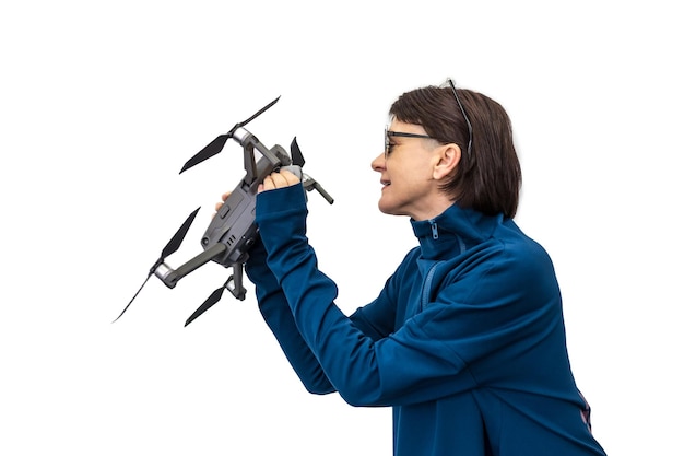 Foto mujer espía vestida de negro y gafas redondas con un dron aislado de fondo blanco