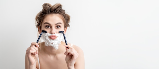 Mujer con espuma de afeitar en el rostro