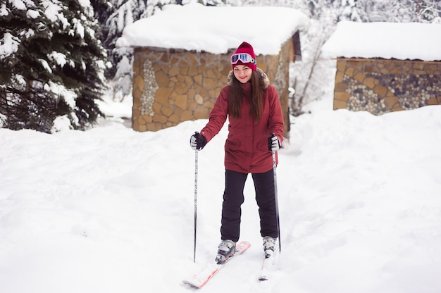 Mujer de esquí en el bosque de invierno. Formación de esquiador sin experiencia. Esquiador joven caucásica