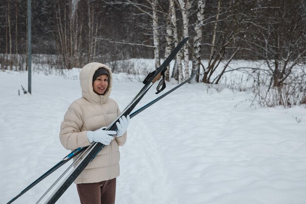 Una mujer en el esquí de fondo en un bosque de invierno un concepto de estilo de vida saludable un estilo de vida deportivo