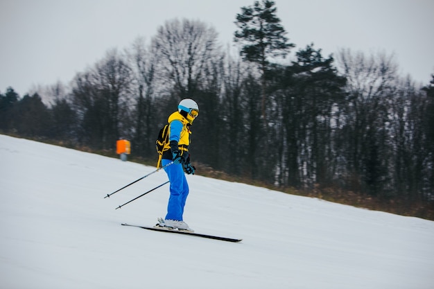 Mujer esquiador en la pista de esquí de deportes extremos de invierno