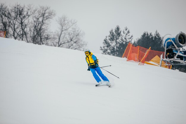 Mujer esquiador en la pista de esquí de deportes extremos de invierno