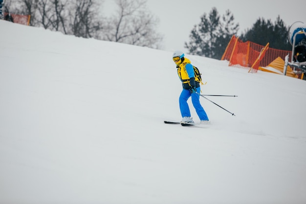 Mujer esquiador en la pista de esquí de deportes extremos de invierno