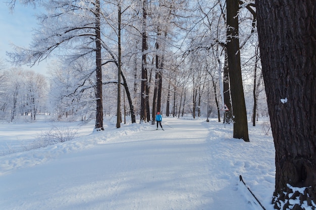 Mujer esquiando en el parque de la isla Yelagin en San Petersburgo, Rusia.