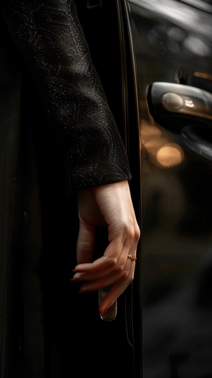 Una mujer está abriendo la puerta de un coche