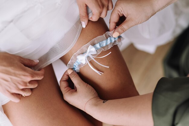 una mujer está atando una cinta en su estómago