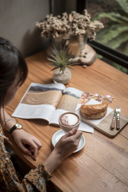 mujer está bebiendo café mientras trabaja