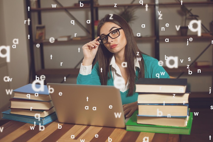 Foto la mujer está cansada. está trabajando con muchos libros y una computadora portátil.