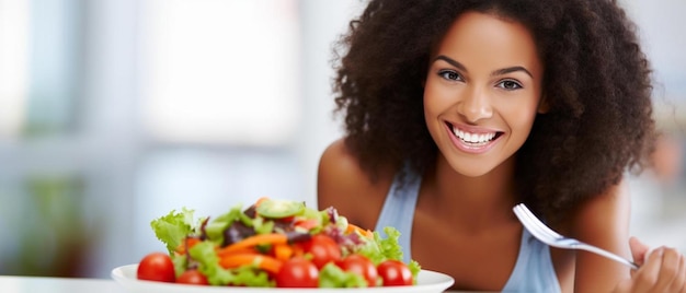 una mujer está comiendo una ensalada con un tenedor