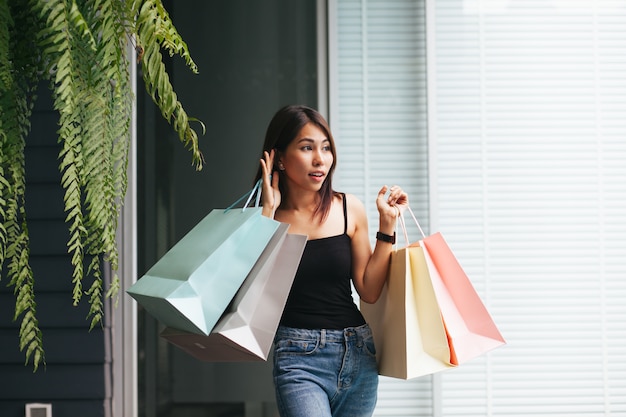 Una mujer está comprando felizmente