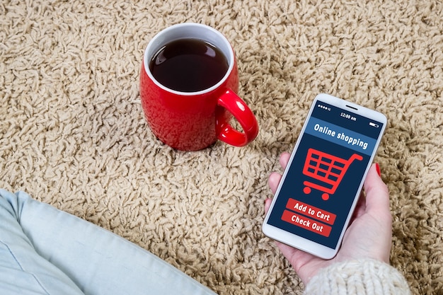 Una mujer está comprando en la tienda online, E-commerce.