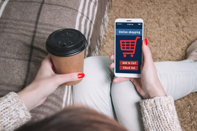 Una mujer está comprando en la tienda online, E-commerce.